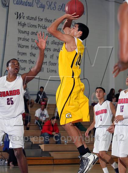 Thumbnail 3 in Godinez vs Bell Jeff (MaxPreps Holiday Classic) photogallery.