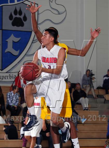 Thumbnail 1 in Godinez vs Bell Jeff (MaxPreps Holiday Classic) photogallery.