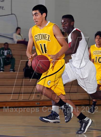Thumbnail 3 in Godinez vs Bell Jeff (MaxPreps Holiday Classic) photogallery.