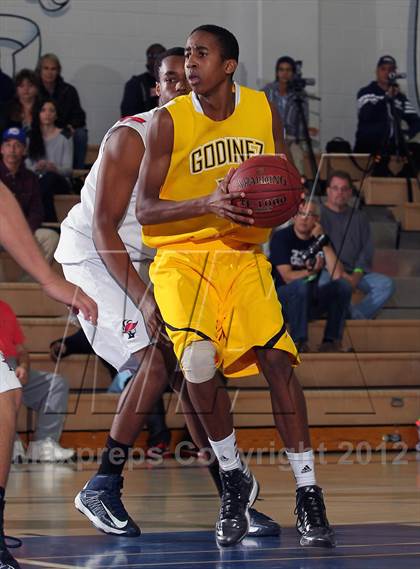Thumbnail 2 in Godinez vs Bell Jeff (MaxPreps Holiday Classic) photogallery.