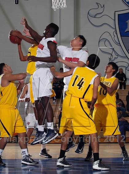 Thumbnail 2 in Godinez vs Bell Jeff (MaxPreps Holiday Classic) photogallery.