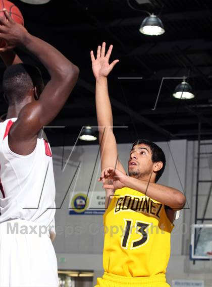 Thumbnail 3 in Godinez vs Bell Jeff (MaxPreps Holiday Classic) photogallery.