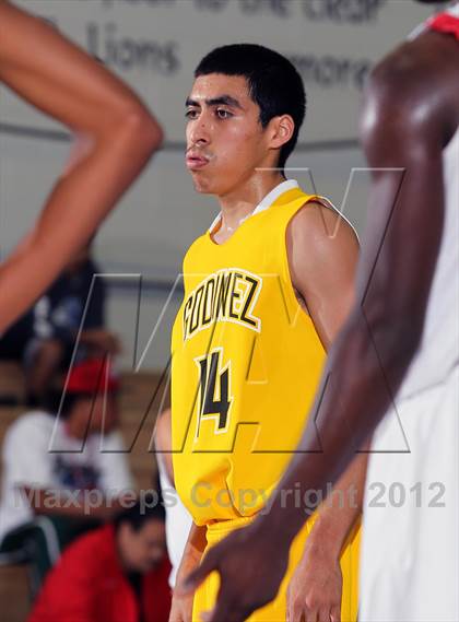 Thumbnail 2 in Godinez vs Bell Jeff (MaxPreps Holiday Classic) photogallery.