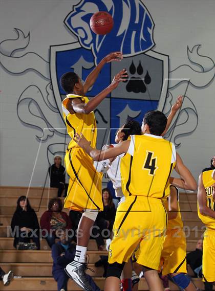 Thumbnail 1 in Godinez vs Bell Jeff (MaxPreps Holiday Classic) photogallery.