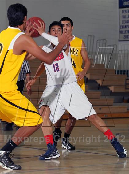 Thumbnail 2 in Godinez vs Bell Jeff (MaxPreps Holiday Classic) photogallery.