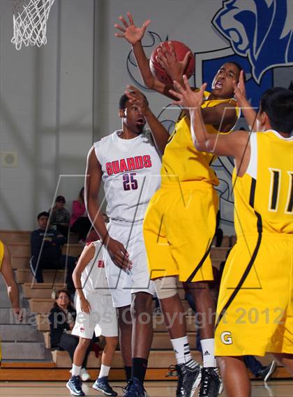 Thumbnail 3 in Godinez vs Bell Jeff (MaxPreps Holiday Classic) photogallery.