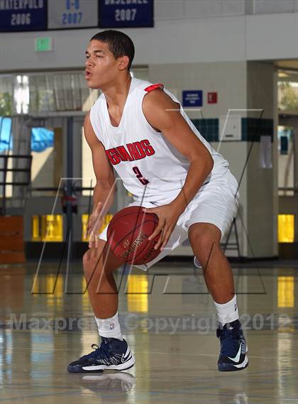 Thumbnail 2 in Godinez vs Bell Jeff (MaxPreps Holiday Classic) photogallery.