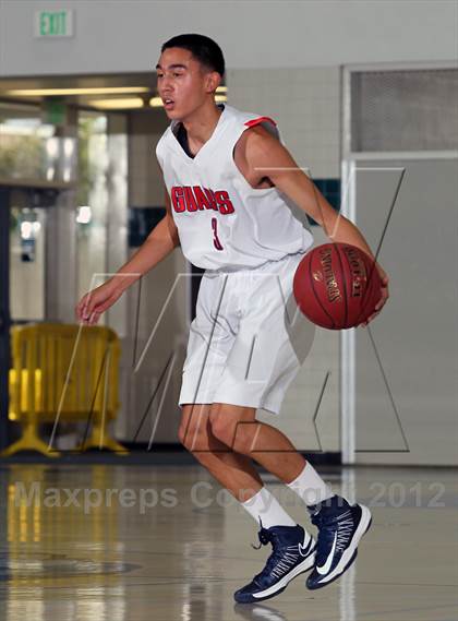 Thumbnail 3 in Godinez vs Bell Jeff (MaxPreps Holiday Classic) photogallery.