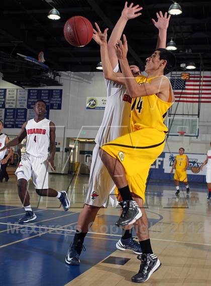 Thumbnail 2 in Godinez vs Bell Jeff (MaxPreps Holiday Classic) photogallery.