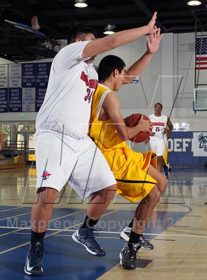 Thumbnail 1 in Godinez vs Bell Jeff (MaxPreps Holiday Classic) photogallery.