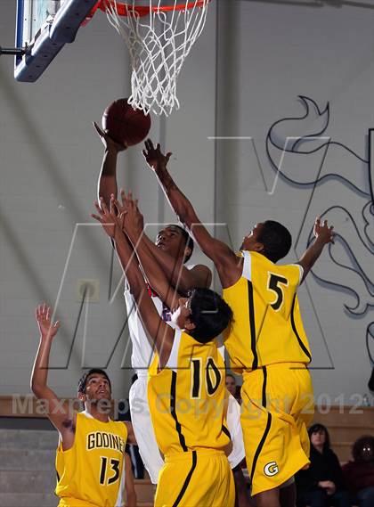 Thumbnail 2 in Godinez vs Bell Jeff (MaxPreps Holiday Classic) photogallery.
