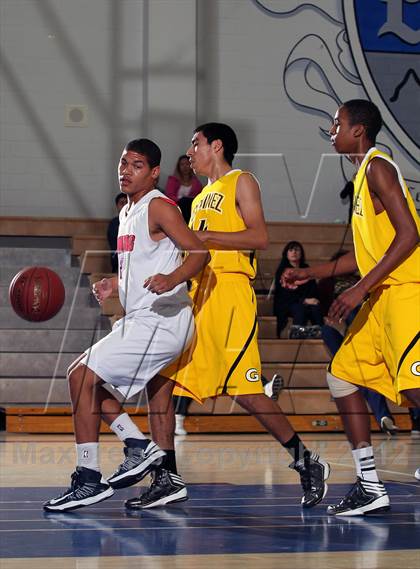 Thumbnail 2 in Godinez vs Bell Jeff (MaxPreps Holiday Classic) photogallery.