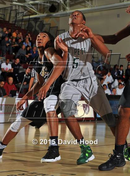 Thumbnail 1 in St. Petersburg vs. Bentonville (MaxPreps Holiday Classic) photogallery.