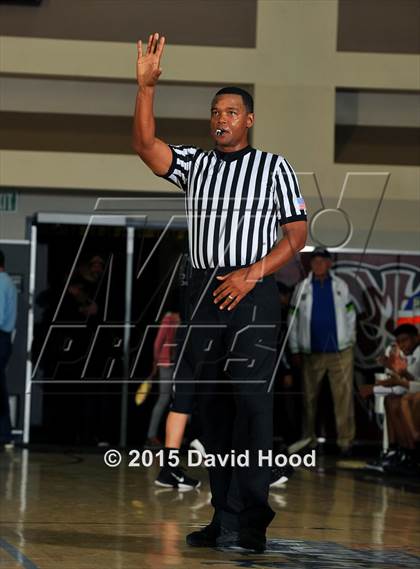 Thumbnail 2 in St. Petersburg vs. Bentonville (MaxPreps Holiday Classic) photogallery.