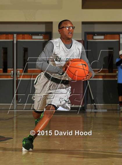 Thumbnail 2 in St. Petersburg vs. Bentonville (MaxPreps Holiday Classic) photogallery.
