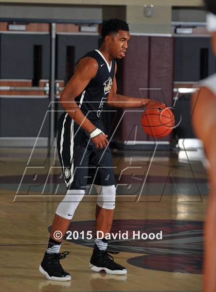 Thumbnail 2 in St. Petersburg vs. Bentonville (MaxPreps Holiday Classic) photogallery.