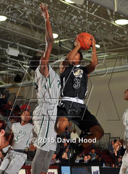 Thumbnail 1 in St. Petersburg vs. Bentonville (MaxPreps Holiday Classic) photogallery.