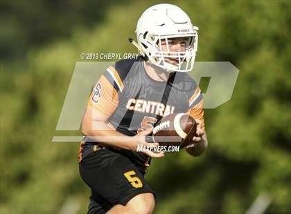 Thumbnail 2 in Sullivan Central vs. Daniel Boone (7-on-7)  photogallery.