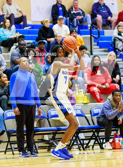 Thumbnail 3 in Shorewood vs. Federal Way (WIAA 3A Opening Round) photogallery.