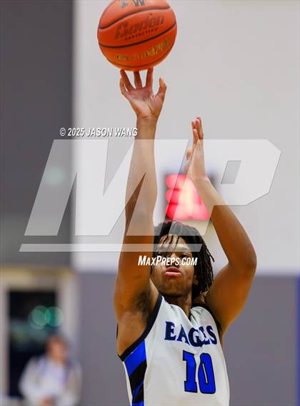 Thumbnail 1 in Shorewood vs. Federal Way (WIAA 3A Opening Round) photogallery.