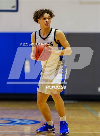 Thumbnail 1 in Shorewood vs. Federal Way (WIAA 3A Opening Round) photogallery.