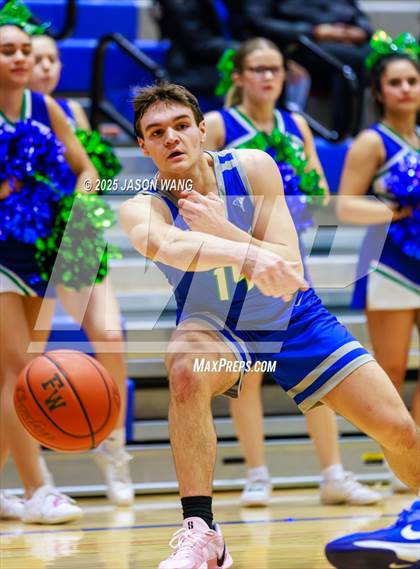 Thumbnail 2 in Shorewood vs. Federal Way (WIAA 3A Opening Round) photogallery.