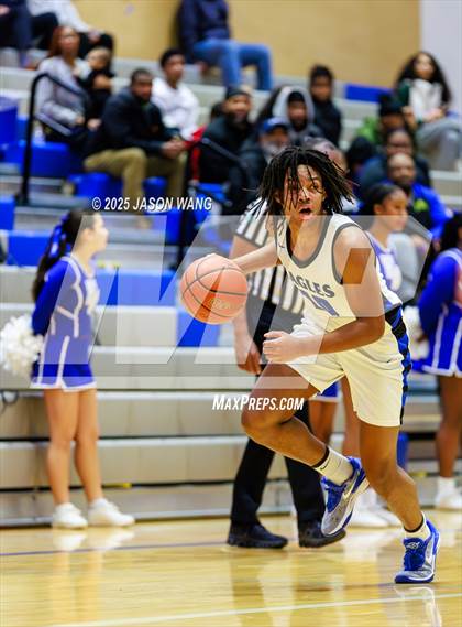 Thumbnail 2 in Shorewood vs. Federal Way (WIAA 3A Opening Round) photogallery.