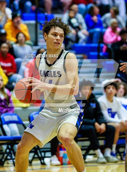 Thumbnail 2 in Shorewood vs. Federal Way (WIAA 3A Opening Round) photogallery.