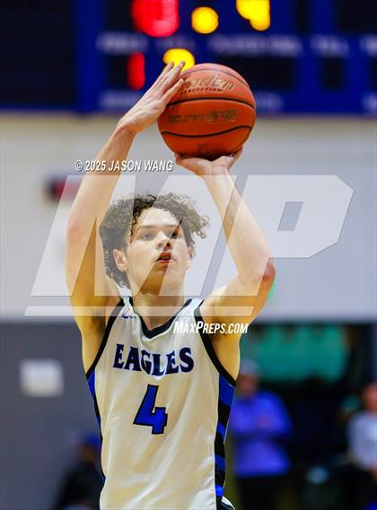 Thumbnail 2 in Shorewood vs. Federal Way (WIAA 3A Opening Round) photogallery.