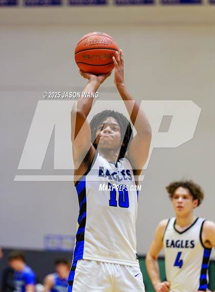 Thumbnail 2 in Shorewood vs. Federal Way (WIAA 3A Opening Round) photogallery.