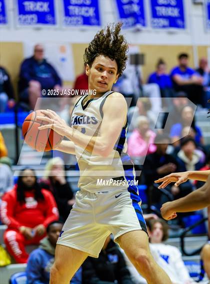 Thumbnail 1 in Shorewood vs. Federal Way (WIAA 3A Opening Round) photogallery.