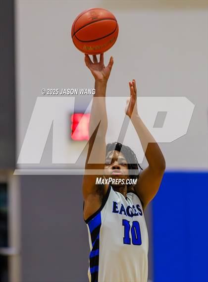 Thumbnail 3 in Shorewood vs. Federal Way (WIAA 3A Opening Round) photogallery.
