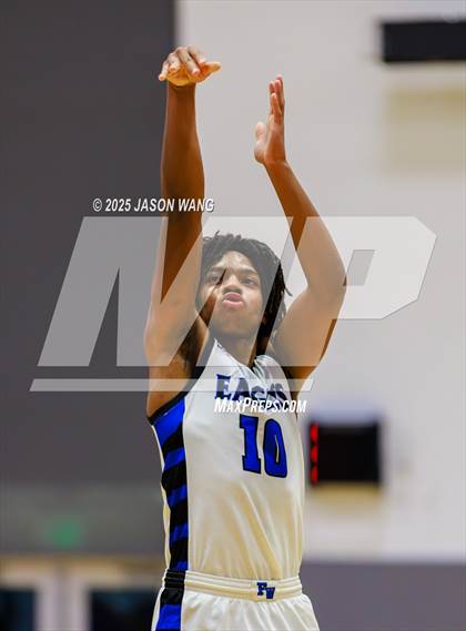 Thumbnail 2 in Shorewood vs. Federal Way (WIAA 3A Opening Round) photogallery.