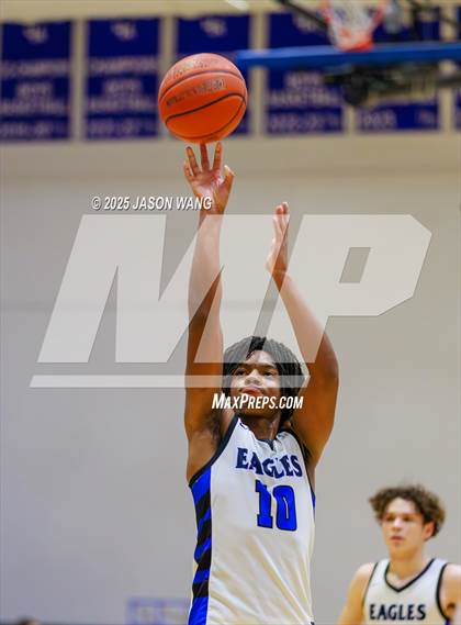 Thumbnail 3 in Shorewood vs. Federal Way (WIAA 3A Opening Round) photogallery.