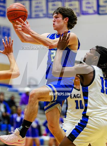 Thumbnail 3 in Shorewood vs. Federal Way (WIAA 3A Opening Round) photogallery.