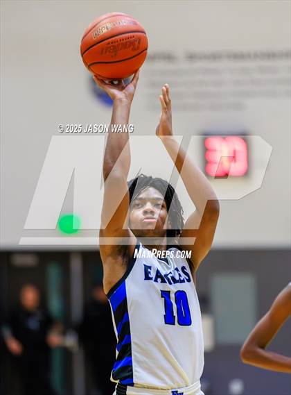 Thumbnail 2 in Shorewood vs. Federal Way (WIAA 3A Opening Round) photogallery.