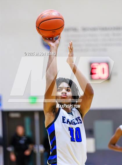 Thumbnail 1 in Shorewood vs. Federal Way (WIAA 3A Opening Round) photogallery.