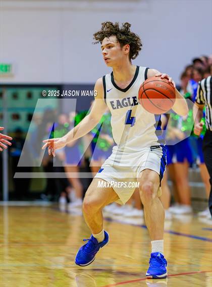 Thumbnail 1 in Shorewood vs. Federal Way (WIAA 3A Opening Round) photogallery.