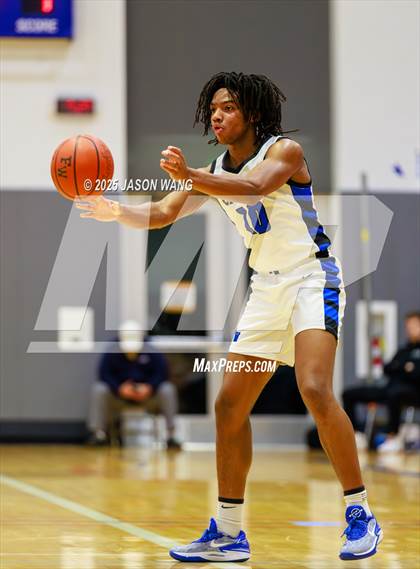 Thumbnail 1 in Shorewood vs. Federal Way (WIAA 3A Opening Round) photogallery.
