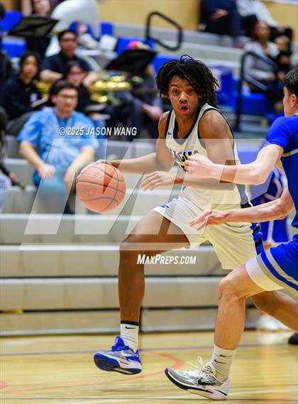 Thumbnail 1 in Shorewood vs. Federal Way (WIAA 3A Opening Round) photogallery.