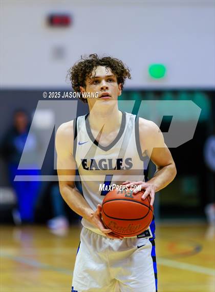 Thumbnail 2 in Shorewood vs. Federal Way (WIAA 3A Opening Round) photogallery.
