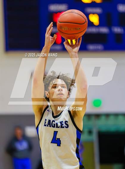Thumbnail 3 in Shorewood vs. Federal Way (WIAA 3A Opening Round) photogallery.