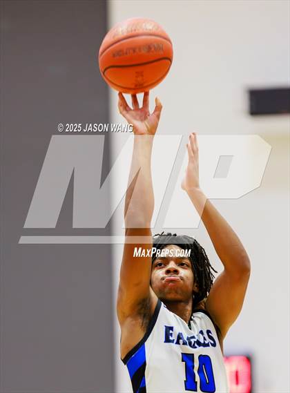 Thumbnail 3 in Shorewood vs. Federal Way (WIAA 3A Opening Round) photogallery.