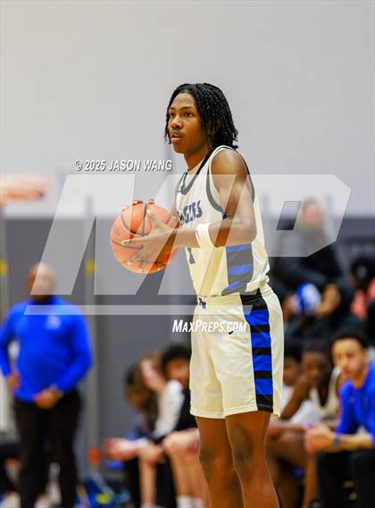 Thumbnail 2 in Shorewood vs. Federal Way (WIAA 3A Opening Round) photogallery.