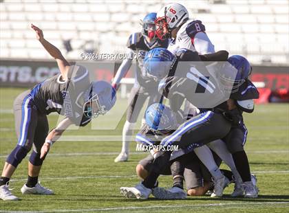 Thumbnail 2 in Rich vs. Altamont (UHSAA 8 Man Semifinal) photogallery.