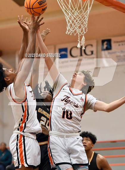Thumbnail 3 in Gunderson vs. Roseville (Tiger Classic) photogallery.