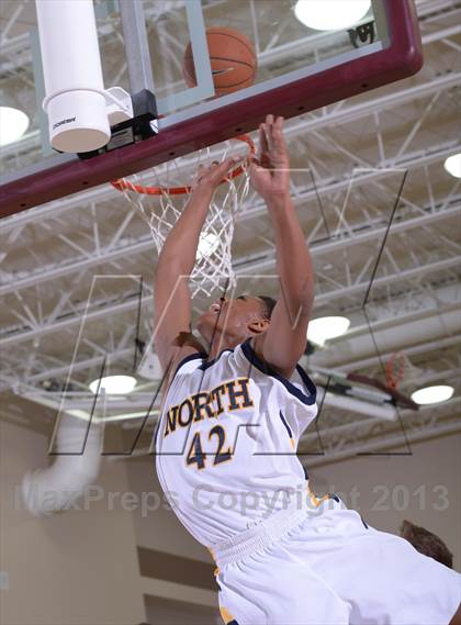 Thumbnail 1 in JW North vs. Thousand Oaks (MaxPreps Holiday Classic) photogallery.
