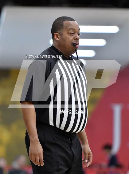 Thumbnail 3 in St. Mary's vs. De La Salle (Fr. Barry Christmas Classic) photogallery.