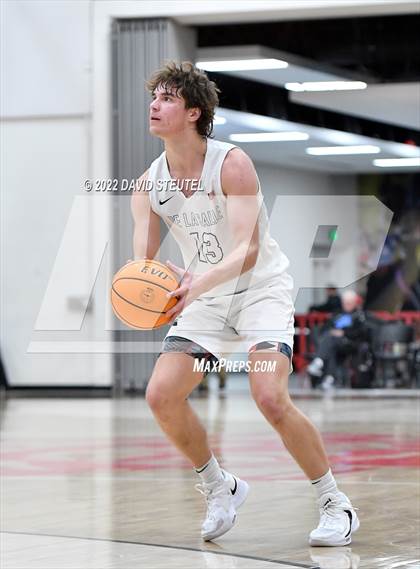 Thumbnail 1 in St. Mary's vs. De La Salle (Fr. Barry Christmas Classic) photogallery.
