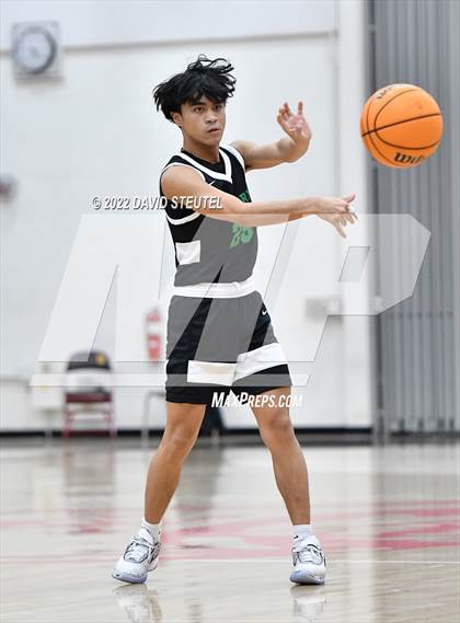 Thumbnail 2 in St. Mary's vs. De La Salle (Fr. Barry Christmas Classic) photogallery.